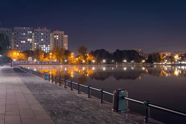 Vista na lagoa de diques perto da propriedade do museu Ostankino à noite, Moscou Imagens Royalty-Free