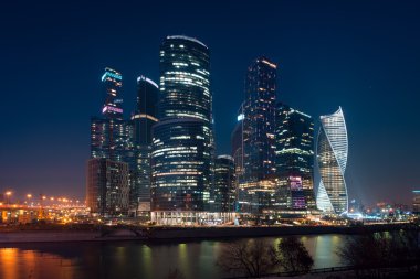 Uluslararası İş Merkezi Moskova şehir üzerinde gece görüntülemek