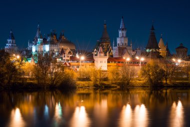 Izmaylovo'nın Kremlin Izmaylovskiy adada gece görüntüleyin