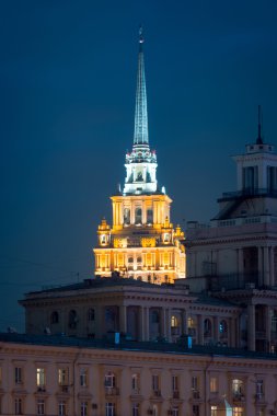 Hotel Radisson Royal Moskova (Ukrayna) binaların arkasında gece görüntüleyin