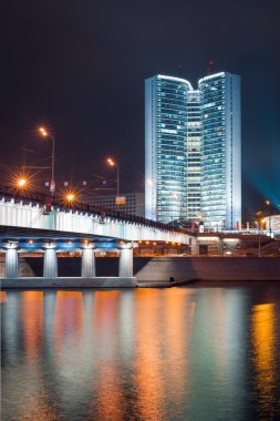 Novoarbatsky Bridge ile Moskova hükümetinin binada gece için başka bir nehir kenarından görüntüleyin