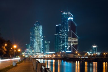 Uluslararası İş Merkezi Moskova şehir üzerinde gece görüntülemek