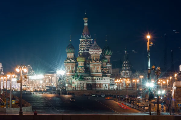 Nézd, hogy Szent Basil's Cathedral, a Vörös tértől és a Gum a másik oldalon a folyó az éjszakában — Stock Fotó