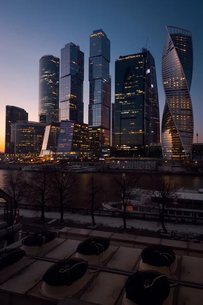 Vue sur le centre d'affaires international de Moscou dans la nuit — Photo