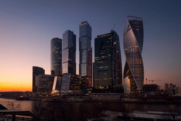 Uluslararası İş Merkezi Moskova şehir üzerinde gece görüntülemek — Stok fotoğraf
