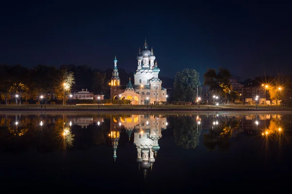 Kijk op museum landgoed Ostankino-uit een ander oever van een vijver — Stockfoto