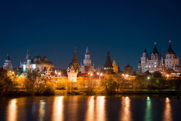 Vista del Kremlin de Izmaylovo desde la isla de Izmaylovskiy en la noche — Foto de Stock