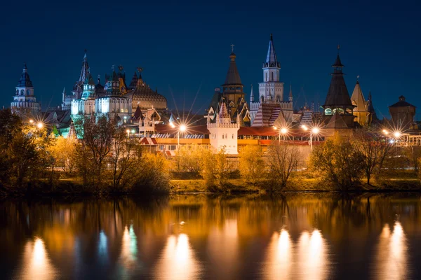 Vista no Kremlin de Izmaylovo da ilha de Izmaylovskiy durante a noite — Fotografia de Stock