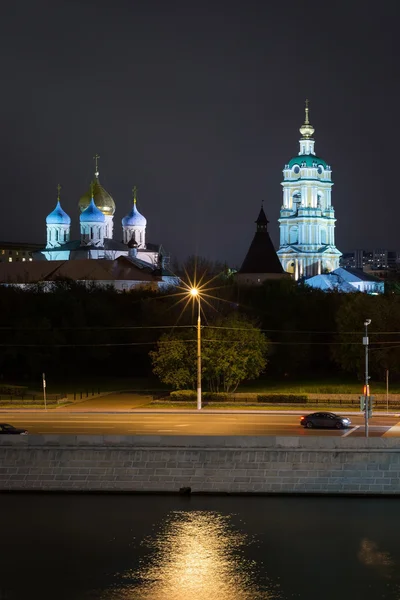 Vista noturna no mosteiro de Novospassky do dique do rio de noite — Fotografia de Stock