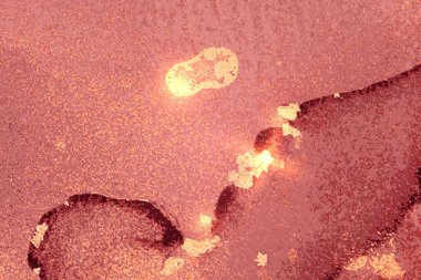 Parıltılı açık kırmızı ve altın mermer desenli