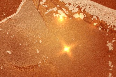 Parlak turuncu ve parlak mermer desenli.