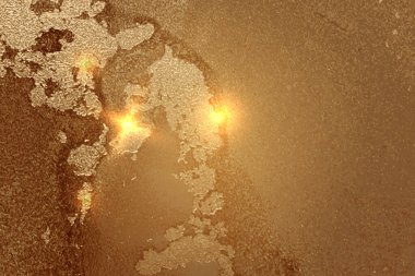 Açık kahverengi ve altın soyut mermer desenli, parıltılı.