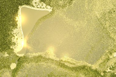 Yeşil ve altın soyut arka plan. Alkol mürekkebi mermer dokusu