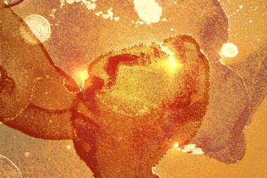 Soyut turuncu, kırmızı ve altın rengi mermer desenli, parıltılı. Alkol mürekkebi tekniğinde vektör geçmişi. Parıltılı modern boya. Pankart şablonu, poster tasarımı. Sıvı resim