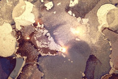 Gri, mor ve altın soyut arka plan. Alkol mürekkebi mermer dokusu