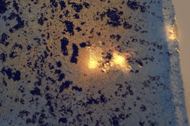 Koyu mavi ve altın desenli jeot ve pırıltı desenli.