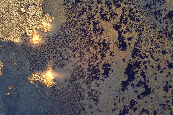 Donkerblauw, en helder goud patroon met textuur van geode en sprankelingen — Stockvector