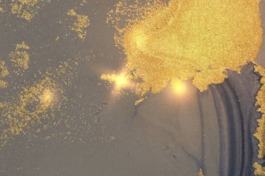 Mermer ve parıltı dokusuyla gri, mavi ve altın desenli