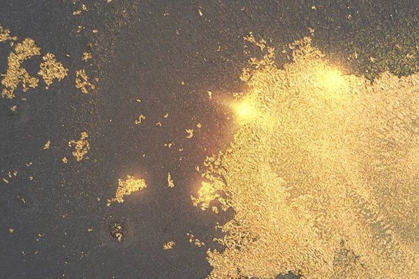 Абстрактный узор из серого и золотого мрамора с искрами — стоковый вектор