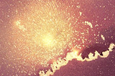 Soyut leylak, altın ve pembe mermer desenli, parıltılı.