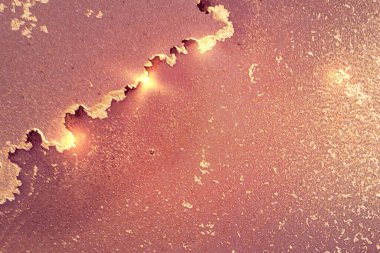 Soyut leylak, pembe ve altın rengi bilye desenli, parıltılı.