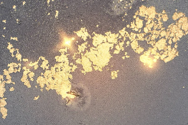 Χρυσό και ανοιχτό γκρι αφηρημένο μαρμάρινο φόντο με λάμψη — Διανυσματικό Αρχείο