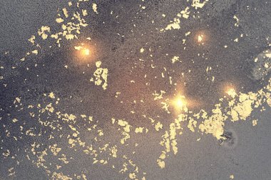 Altın ve gümüş rengi soyut mermer arka planda parıltılar