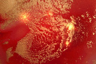 Altın ve parlak kırmızı soyut alkol mürekkep mermer dokusu.