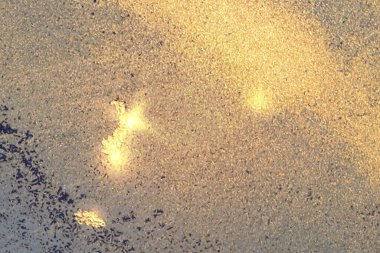 Soyut altın, mavi ve sarı mermer desenli, ışıltılı.