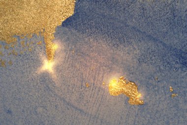 Soyut mavi, sarı ve altın rengi mermer desenli, ışıltılı.