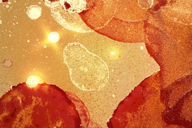 Soyut turuncu, sarı ve altın rengi mermer desenli, ışıltılı.