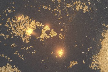 Koyu gri ve mavi mermer desenli altın tozlu