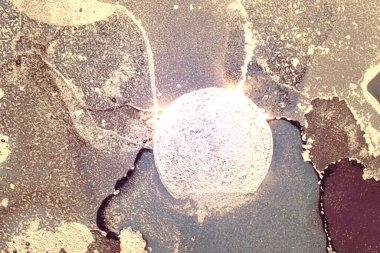 Parlak bordo ve altın tozlu mavi mermer desenli