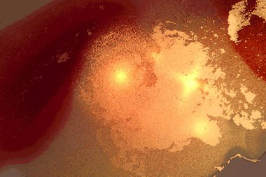 Koyu kırmızı ve altın soyut mermer desenli, parıltılı.