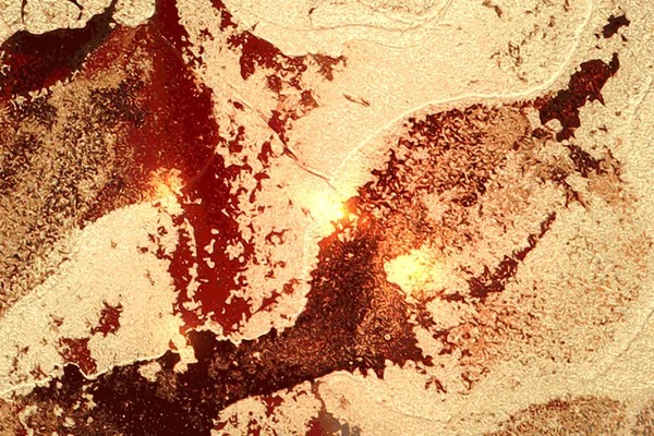 濃い赤と輝く金の抽象的な大理石のパターン — ストックベクタ
