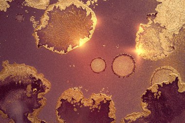 Leylak rengi, mor ve altın soyut mermer desenli, parıltılı.