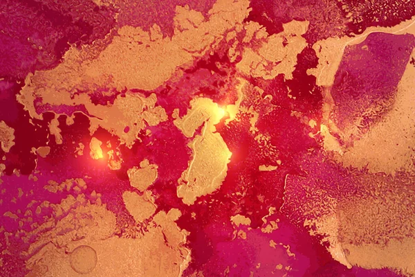 Абстрактный пурпурный и золотой фон с мраморной текстурой и блестящими блестками — стоковый вектор