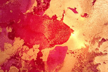 Soyut kırmızı, morumsu ve altın rengi alkol desenli mermer desenli.