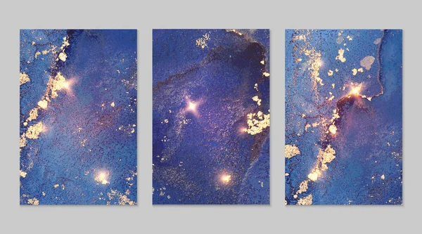 Set van abstracte denim blauwe en gouden achtergronden met marmeren textuur en glanzende glitter — Stockvector