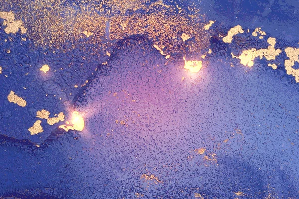Светло-синий, фиолетовый и золотой абстрактный мраморный узор с блестками — стоковый вектор