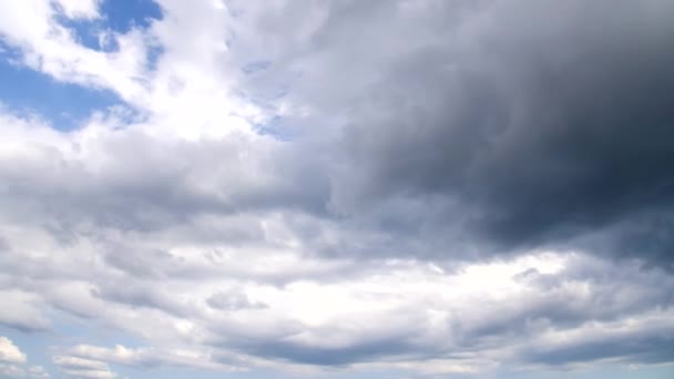 Las Nubes Flotan Través Del Cielo Azul Los Rayos Del — Vídeos de Stock