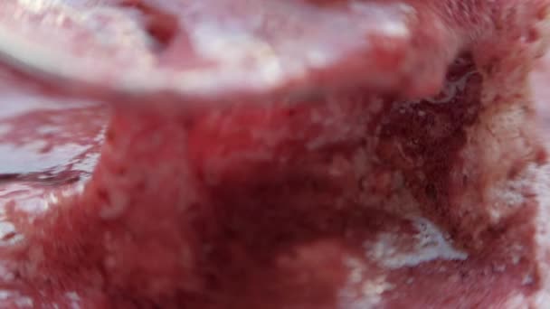 라즈베리 단맛과 스푼을 끈적끈적 겨울을 라즈베리 먹느라 낭비하는 — 비디오