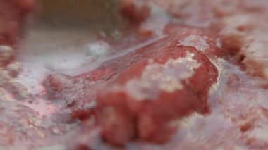 Ahududu reçeli köpüğü. Tatlılığı kaşıkla karıştırmak. Sürükleyici bir madde. Kış için hazırlıklar. Ahududu reçeli pişirmekten arta kalanlar..