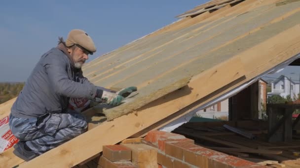 Εργασίες στέγης. Εγκατάσταση μόνωσης για μόνωση της οροφής ιδιωτικής κατοικίας. — Αρχείο Βίντεο