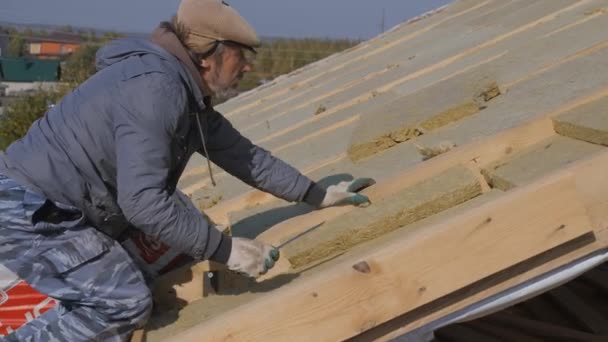 Dakbedekking. Installatie van isolatie voor isolatie van het dak van een particulier huis. — Stockvideo