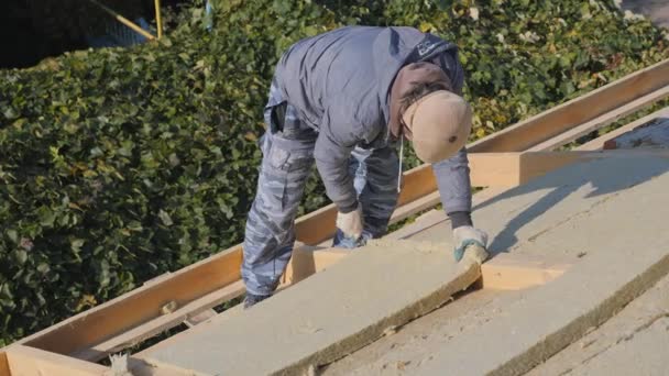 Střešní práce. Montáž izolace pro izolaci střechy soukromého domu. — Stock video