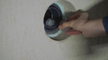 Kanalizasyon sisteminin plastik borularının kurulumu. Yüzeye şeffaf yapıştırıcı uygulanıyor.