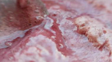 Ahududu reçeli köpüğü. Tatlılığı kaşıkla karıştırmak.