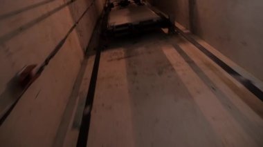 Asansör boşluğu tüneli. Rehberler boyunca Asansör denge ağırlığının hareketi.