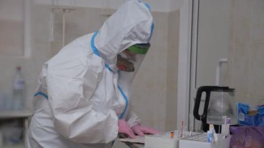 Bulaşıcı Hastalıklar Bölümü 'nde doktorların çalışmaları..